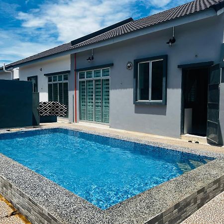 Villa Pool Kepala Batas Kampong Hilir  Kültér fotó